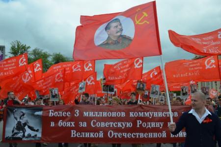 Ростовские коммунисты и комсомольцы приняли участие в акции "Бессмертный полк"