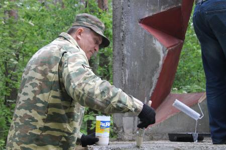 Псковские коммунисты привели в порядок монумент на месте гибели Поземского и памятник погибшим революционерам