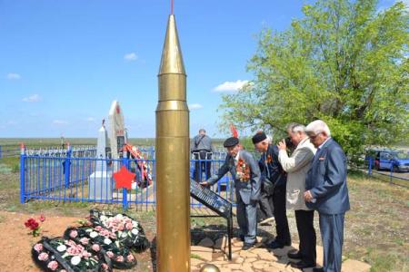 Коммунисты Калмыкии почтили память павших в боях за Родину
