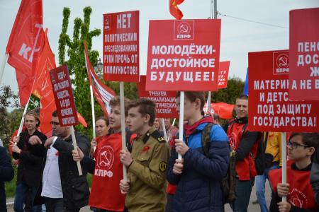 Астраханские коммунисты приняли участие в общегородском митинге профсоюзов