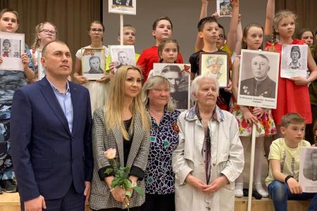 Пионеры Новосибирска организовали праздничный концерт для Детей войны