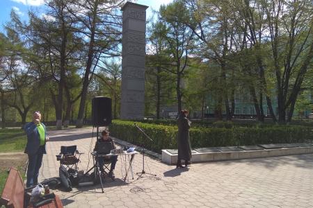 Запретив красный Первомай в Туле, местные власти устроили песни и пляски на братской могиле коммунаров