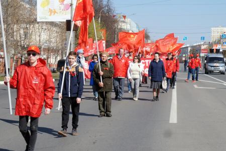 Под Красным знаменем борьбы. Первомайская демонстрация в городе Иваново