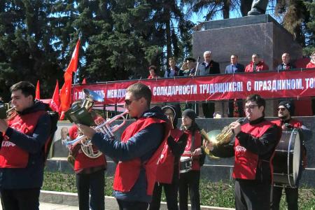 1 мая знамена КПРФ украсили улицы Чебоксар