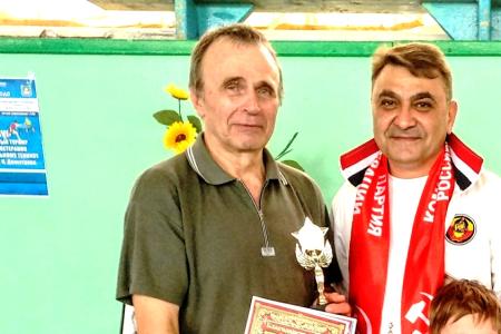 Коммунисты Кургана поздравили победителей теннисного турнира