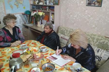 Чаепитие с победителями: Нина Останина встретилась с ветеранами в Пестово