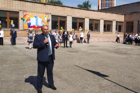 Рязанские коммунисты поздравили школьников на последних звонках