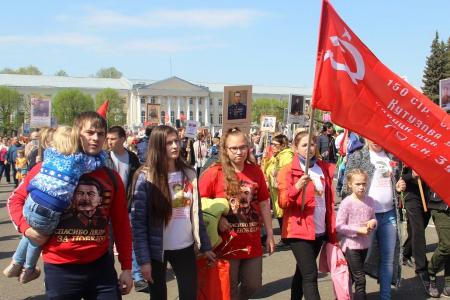 Ярославские коммунисты прошли под флагами Победы и СССР