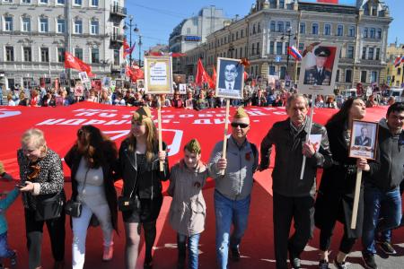 Красный День Победы. Колонна коммунистов, ветеранов и комсомольцев прошла по Невскому проспекту в Санкт-Петербурге