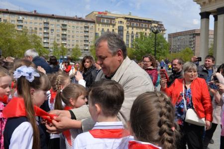 «Пионер — значит первый!». Более 500 новосибирским школьникам повязали красные галстуки