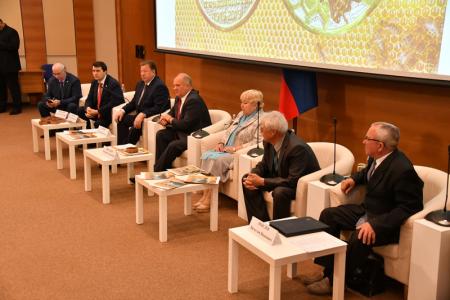 Г.А. Зюганов выступил на торжественном собрании, посвященном 100-летию декрета В.И. Ленина «Об охране пчеловодства»