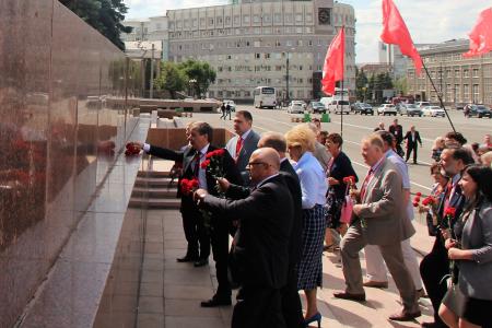 Челябинск. Делегация ЦК КПРФ и партийный актив УрФО возложили цветы к памятникам В.И. Ленину и А.С. Пушкину