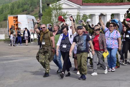 Владимир Поздняков приветствовал участников фестиваля «Во глубине сибирских руд…»