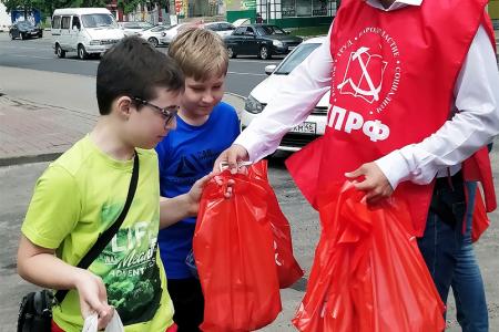 Курск. Н.Н. Иванов вручил подарки участникам детского творческого коллектива