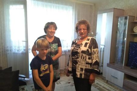 Саратовская область. О.Н. Алимова пришла с подарками в гости к двум многодетным семьям