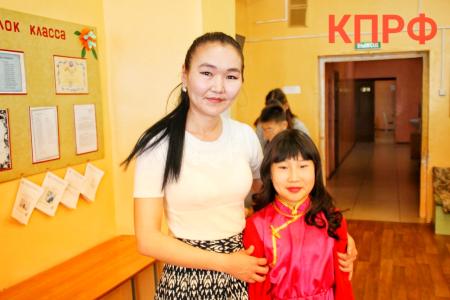 Тувинские коммунисты провели акцию "Даря теплоту и заботу"
