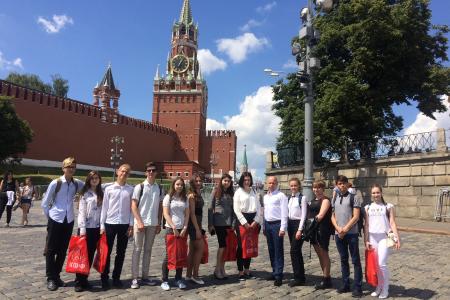 Нижегородские школьники при поддержке депутата Госдумы от КПРФ В.Н. Блоцкого посетили Москву