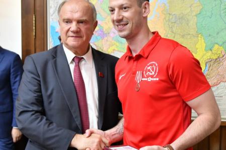 Г.А. Зюганов наградил команду КПРФ - серебряных призеров чемпионата России по мини-футболу