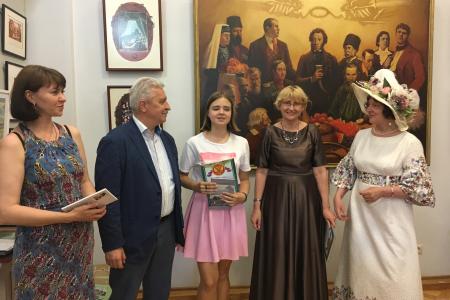 Краснодар. Депутат-коммунист Н.И. Осадчий накануне пушкинского юбилея и Дня русского языка поздравил кубанских поэтов в художественной галерее