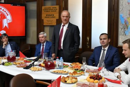 Г.А. Зюганов наградил команду КПРФ - серебряных призеров чемпионата России по мини-футболу