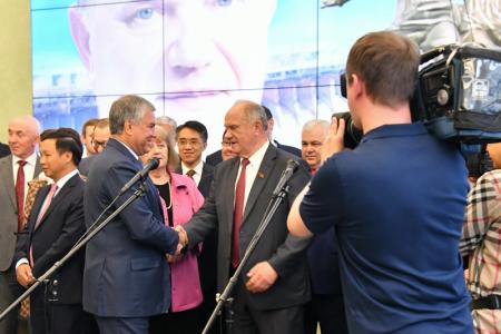 «Служить народу, бороться за правду!». В Госдуме открылась выставка, посвященная 75-летию Г.А. Зюганова