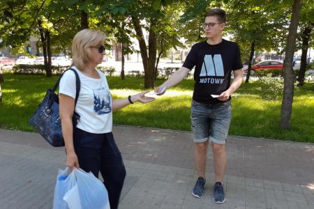 Белгородские комсомольцы отметили День русского языка традиционной акцией «Стихи в кармане»