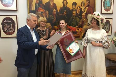 Краснодар. Депутат-коммунист Н.И. Осадчий накануне пушкинского юбилея и Дня русского языка поздравил кубанских поэтов в художественной галерее