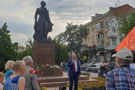 «Увы! куда ни брошу взор - везде бичи, везде железы...»: в Ростове-на-Дону полиция попыталась запретить читать стихи Пушкина в День русского языка