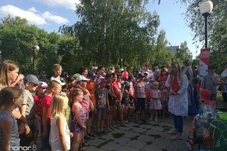 Самарская область. Газета "Трудовая Самара" открыла в Новокуйбышевске новый сезон праздничных мероприятий в рамах акции "А у нас во дворе"