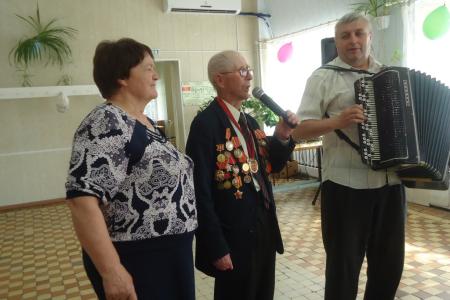 Депутат Тюменской областной Думы Т.Н. Казанцева поздравила с 90-летним юбилеем коммуниста Н.В. Гумённых