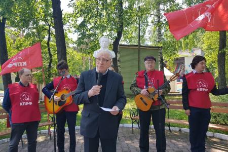 Коммунисты поздравили жителей Екатеринбурга с Днём русского языка