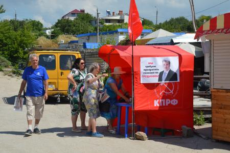 Коммунисты Севастополя выставили информационные посты в поддержку П.Н. Грудинина