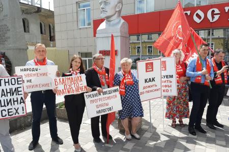 «Нет росту тарифов!». Белгородские коммунисты и комсомольцы вышли в пикеты