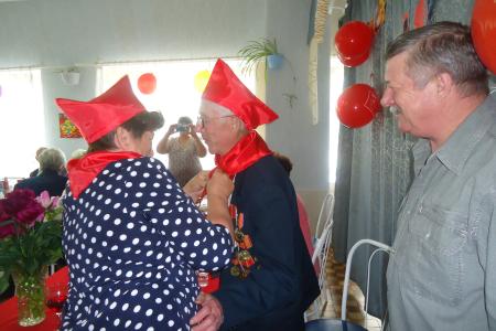 Депутат Тюменской областной Думы Т.Н. Казанцева поздравила с 90-летним юбилеем коммуниста Н.В. Гумённых