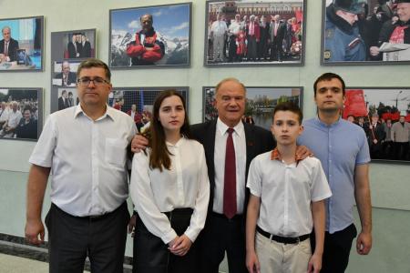 «Служить народу, бороться за правду!». В Госдуме открылась выставка, посвященная 75-летию Г.А. Зюганова