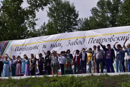 Владимир Поздняков приветствовал участников фестиваля «Во глубине сибирских руд…»