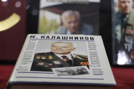 Первый секретарь Самарского обкома КПРФ Алексей Лескин принял участие в открытии выставки «Легендарный Калашников»