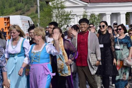 Владимир Поздняков приветствовал участников фестиваля «Во глубине сибирских руд…»