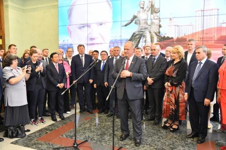 «Служить народу, бороться за правду!». В Госдуме открылась выставка, посвященная 75-летию Г.А. Зюганова