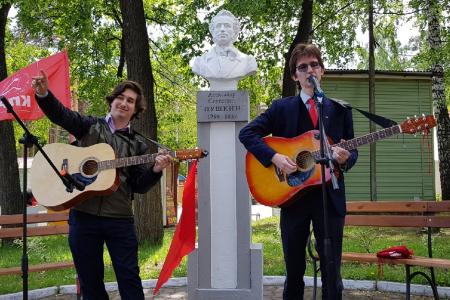 Коммунисты поздравили жителей Екатеринбурга с Днём русского языка