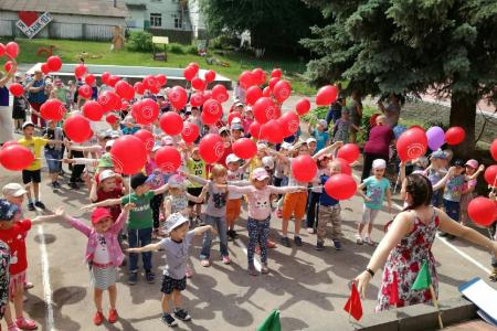 В праздничной акции Нижегородского отделения «Надежда России» приняли участие около 500 детей