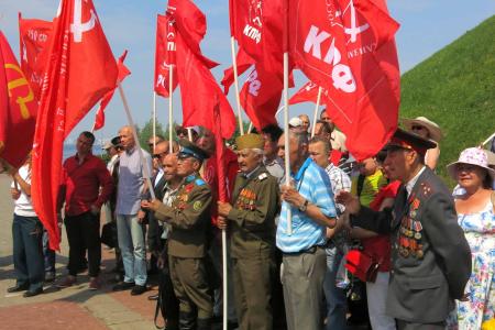 Республика Чувашия. В День памяти и скорби коммунисты возложили цветы к Монументу воинской славы