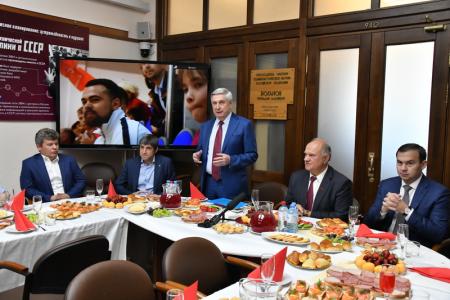 Г.А. Зюганов наградил команду КПРФ - серебряных призеров чемпионата России по мини-футболу