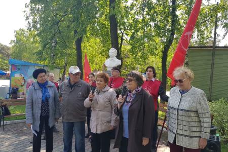 Коммунисты поздравили жителей Екатеринбурга с Днём русского языка