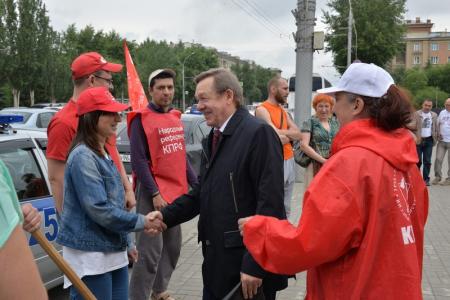 Новосибирская область. В день памяти и скорби активисты КПРФ провели автопробег