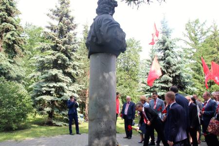 Челябинск. Делегация ЦК КПРФ и партийный актив УрФО возложили цветы к памятникам В.И. Ленину и А.С. Пушкину