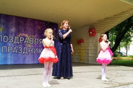 Курганские коммунисты в День защиты детей сделали подарок юным жителям областного центра