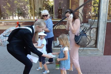 Белгородские комсомольцы отметили День русского языка традиционной акцией «Стихи в кармане»