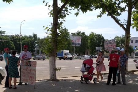 В Абинске Краснодарского края проведен очередной пикет в поддержку Грудинина