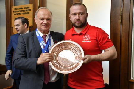 Г.А. Зюганов наградил команду КПРФ - серебряных призеров чемпионата России по мини-футболу
